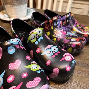 2 pair Step Z Memory Foam Clogs Size 6 Black Owl Heart Flower Nurse Shoes